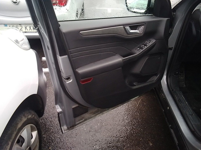 Ford Kuga 2.5 Duratec FHEV Titanium Auto 140 kW (190 CV) Vehículo usado en Madrid Ford Kuga 2.5 Duratec FHEV Titanium Auto 140 kW (190 CV) Vehículo usado en Madrid