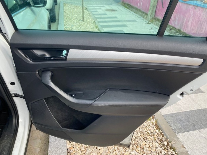 Skoda Kodiaq 2.0 TDI Ambition 4x4 DSG 110 kW (150 CV) Vehículo usado en Madrid Skoda Kodiaq 2.0 TDI Ambition 4x4 DSG 110 kW (150 CV) Vehículo usado en Madrid