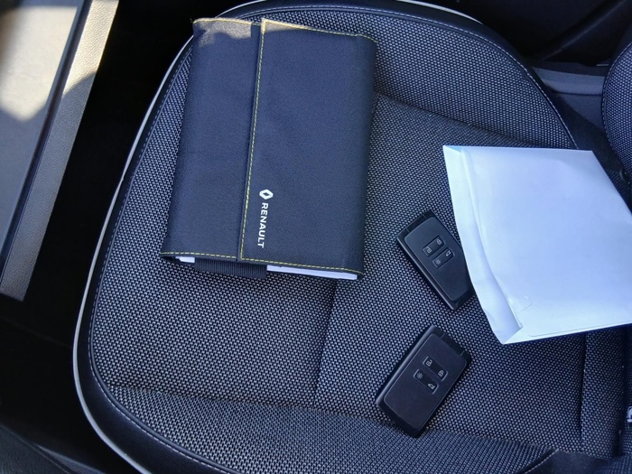 Renault Captur Zen E-TECH Híbrido enchufable 118 kW (160 CV) Vehículo usado en Madrid Renault Captur Zen E-TECH Híbrido enchufable 118 kW (160 CV) Vehículo usado en Madrid