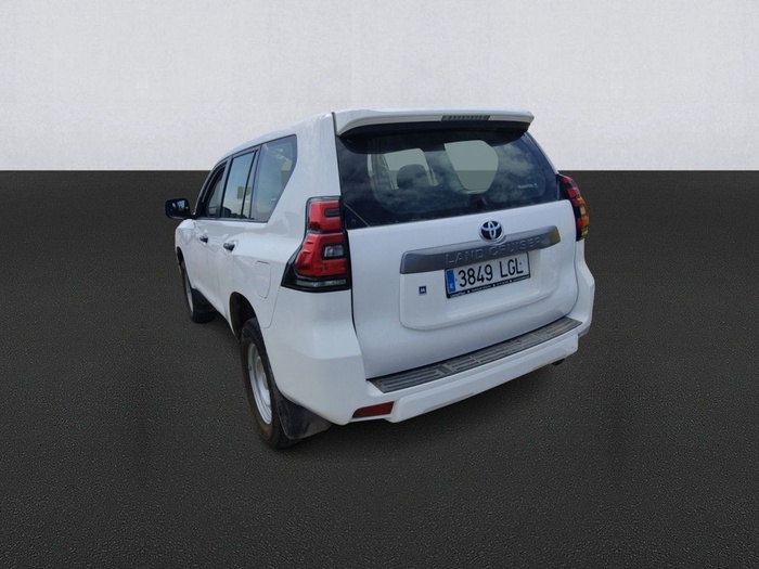 Toyota Land Cruiser 2.8 D-4D GX 130 kW (177 CV) Vehículo usado en Madrid Toyota Land Cruiser 2.8 D-4D GX 130 kW (177 CV) Vehículo usado en Madrid