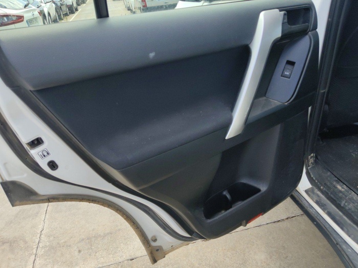 Toyota Land Cruiser 2.8 D-4D GX 130 kW (177 CV) Vehículo usado en Madrid Toyota Land Cruiser 2.8 D-4D GX 130 kW (177 CV) Vehículo usado en Madrid