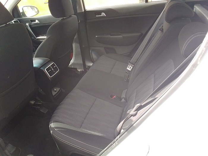 Kia Sportage 1.6 MHEV Business 4x4 100 kW (136 CV) Vehículo usado en Madrid Kia Sportage 1.6 MHEV Business 4x4 100 kW (136 CV) Vehículo usado en Madrid