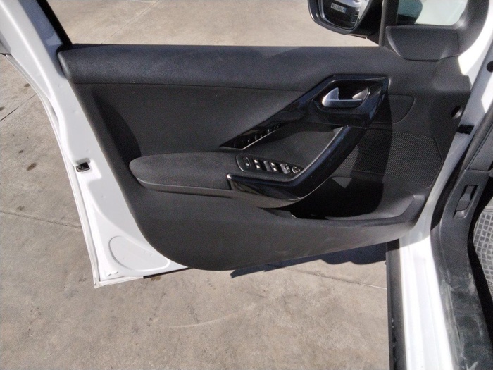 Peugeot 2008 BlueHDi 100 Signature 73 kW (100 CV) Vehículo usado en Madrid Peugeot 2008 BlueHDi 100 Signature 73 kW (100 CV) Vehículo usado en Madrid