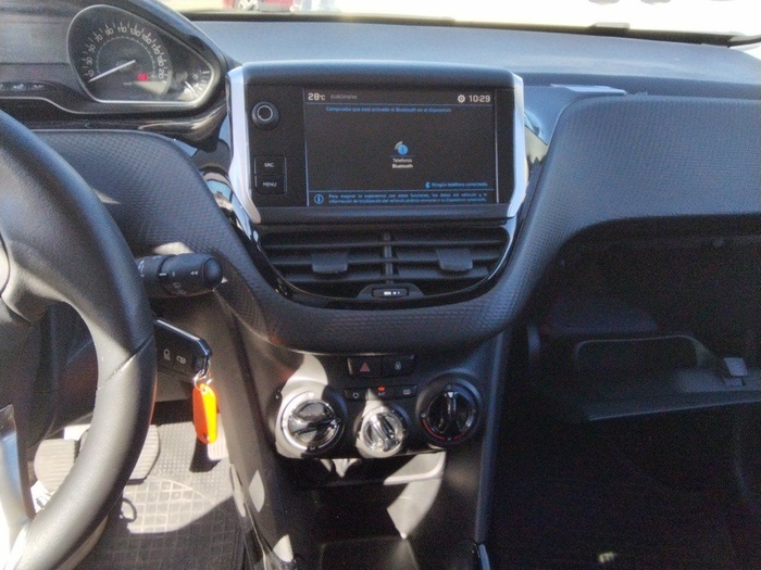 Peugeot 2008 BlueHDi 100 Signature 73 kW (100 CV) Vehículo usado en Madrid Peugeot 2008 BlueHDi 100 Signature 73 kW (100 CV) Vehículo usado en Madrid