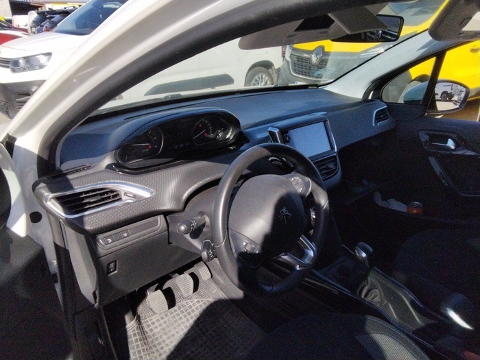 Peugeot 2008 BlueHDi 100 Signature 73 kW (100 CV) Vehículo usado en Madrid Peugeot 2008 BlueHDi 100 Signature 73 kW (100 CV) Vehículo usado en Madrid