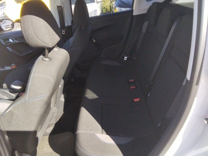 Peugeot 2008 BlueHDi 100 Signature 73 kW (100 CV) Vehículo usado en Madrid Peugeot 2008 BlueHDi 100 Signature 73 kW (100 CV) Vehículo usado en Madrid