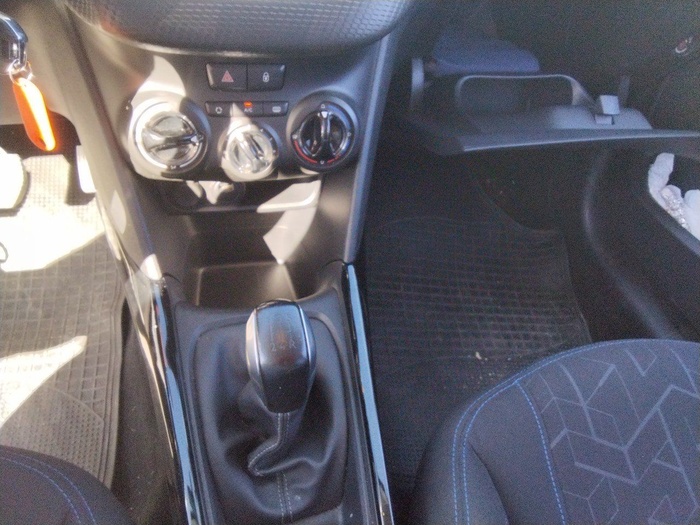 Peugeot 2008 BlueHDi 100 Signature 73 kW (100 CV) Vehículo usado en Madrid Peugeot 2008 BlueHDi 100 Signature 73 kW (100 CV) Vehículo usado en Madrid