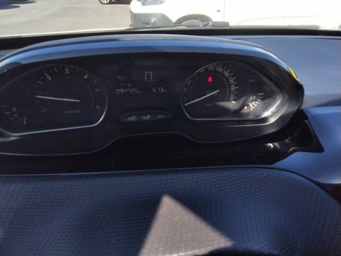 Peugeot 2008 BlueHDi 100 Signature 73 kW (100 CV) Vehículo usado en Madrid Peugeot 2008 BlueHDi 100 Signature 73 kW (100 CV) Vehículo usado en Madrid