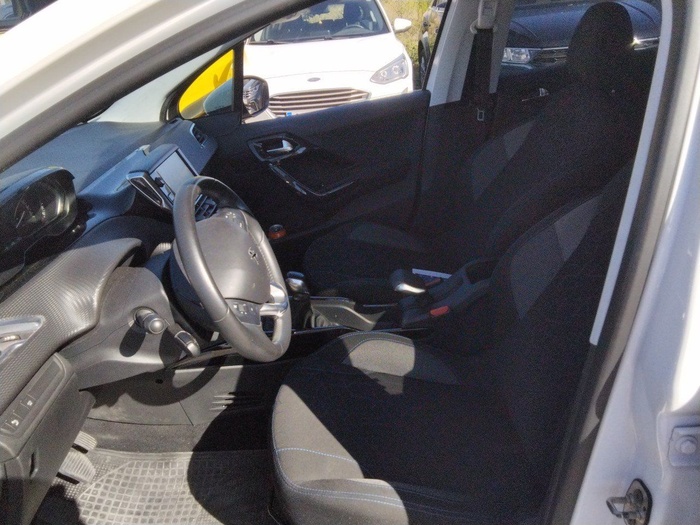 Peugeot 2008 BlueHDi 100 Signature 73 kW (100 CV) Vehículo usado en Madrid Peugeot 2008 BlueHDi 100 Signature 73 kW (100 CV) Vehículo usado en Madrid