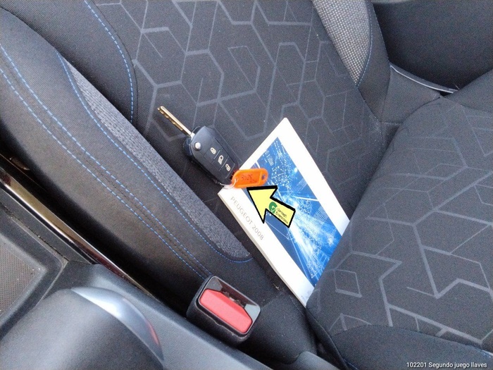 Peugeot 2008 BlueHDi 100 Signature 73 kW (100 CV) Vehículo usado en Madrid Peugeot 2008 BlueHDi 100 Signature 73 kW (100 CV) Vehículo usado en Madrid