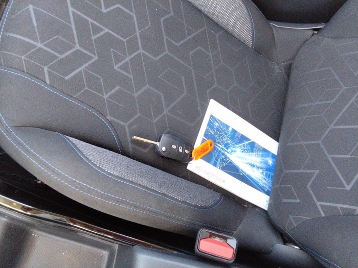 Peugeot 2008 BlueHDi 100 Signature 73 kW (100 CV) Vehículo usado en Madrid Peugeot 2008 BlueHDi 100 Signature 73 kW (100 CV) Vehículo usado en Madrid