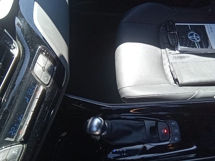 Toyota C-HR 180H Advance 135 kW (184 CV) Vehículo usado en Madrid Toyota C-HR 180H Advance 135 kW (184 CV) Vehículo usado en Madrid