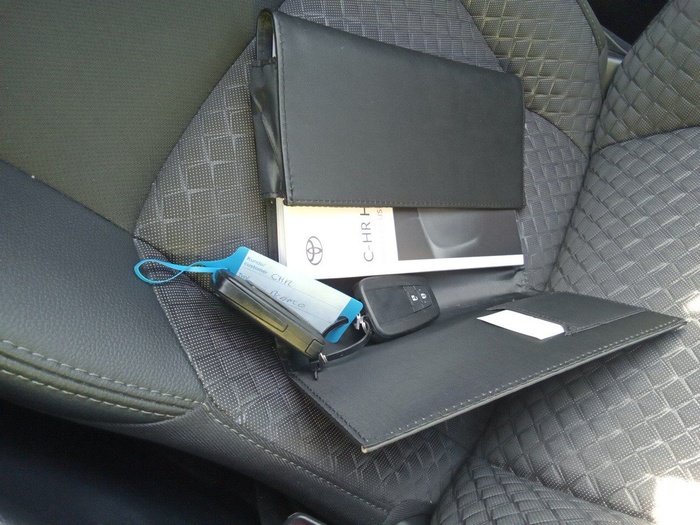 Toyota C-HR 1.8 125H Advance 90 kW (122 CV) Vehículo usado en Madrid Toyota C-HR 1.8 125H Advance 90 kW (122 CV) Vehículo usado en Madrid