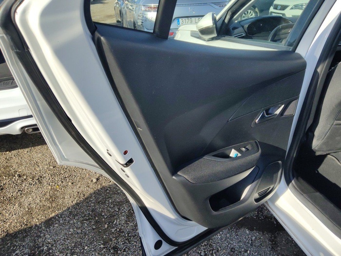 Peugeot 2008 BlueHDi 110 S&S Active 81 kW (110 CV) Vehículo usado en Madrid Peugeot 2008 BlueHDi 110 S&S Active 81 kW (110 CV) Vehículo usado en Madrid