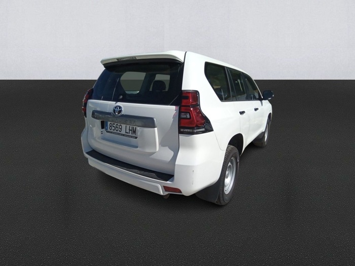 Toyota Land Cruiser 2.8 D-4D GX 130 kW (177 CV) Vehículo usado en Madrid Toyota Land Cruiser 2.8 D-4D GX 130 kW (177 CV) Vehículo usado en Madrid