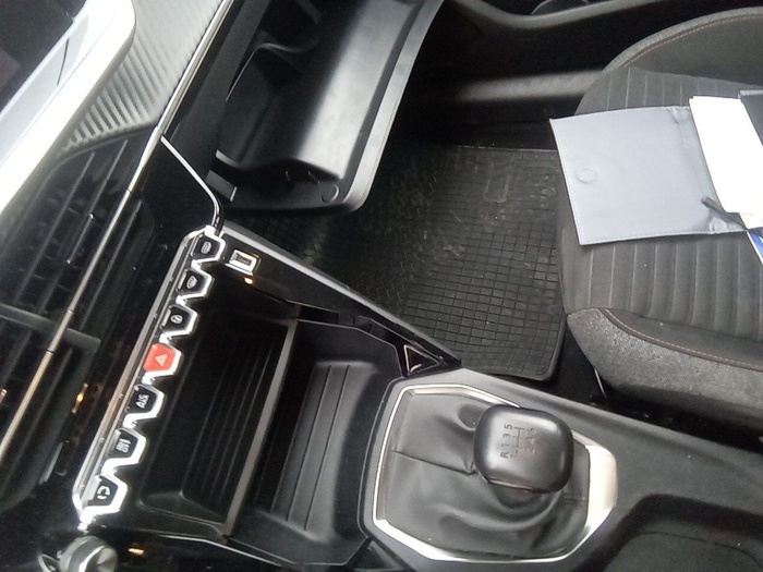 Peugeot 208 BlueHDi 100 Active 75 kW (100 CV) Vehículo usado en Madrid Peugeot 208 BlueHDi 100 Active 75 kW (100 CV) Vehículo usado en Madrid