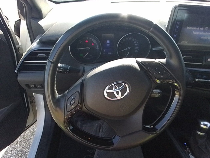 Toyota C-HR 1.8 125H Active 90 kW (122 CV) Vehículo usado en Madrid Toyota C-HR 1.8 125H Active 90 kW (122 CV) Vehículo usado en Madrid