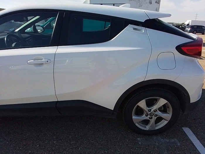 Toyota C-HR 1.8 125H Active 90 kW (122 CV) Vehículo usado en Madrid Toyota C-HR 1.8 125H Active 90 kW (122 CV) Vehículo usado en Madrid