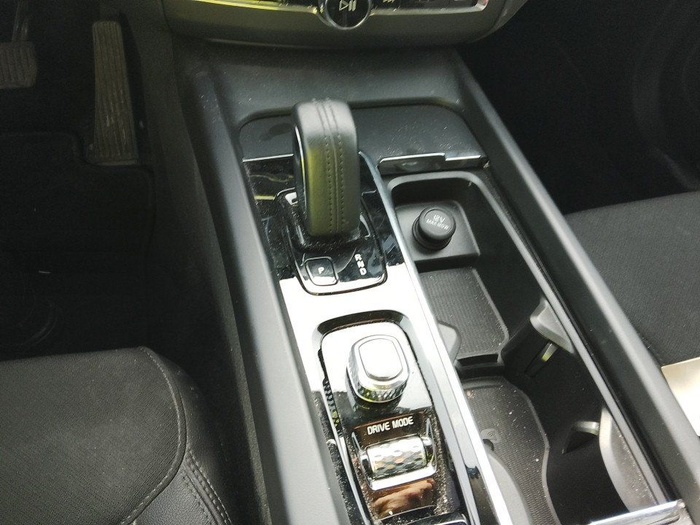 Volvo XC60 B4 D Business Plus AWD Auto 145 kW (197 CV) Vehículo usado en Madrid Volvo XC60 B4 D Business Plus AWD Auto 145 kW (197 CV) Vehículo usado en Madrid