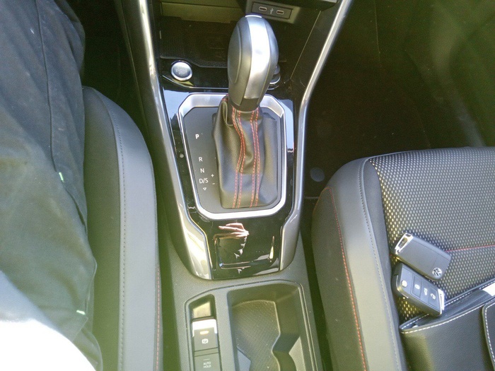 Volkswagen T-Roc Sport 2.0 TDI 110 kW (150 CV) DSG Vehículo usado en Madrid Volkswagen T-Roc Sport 2.0 TDI 110 kW (150 CV) DSG Vehículo usado en Madrid