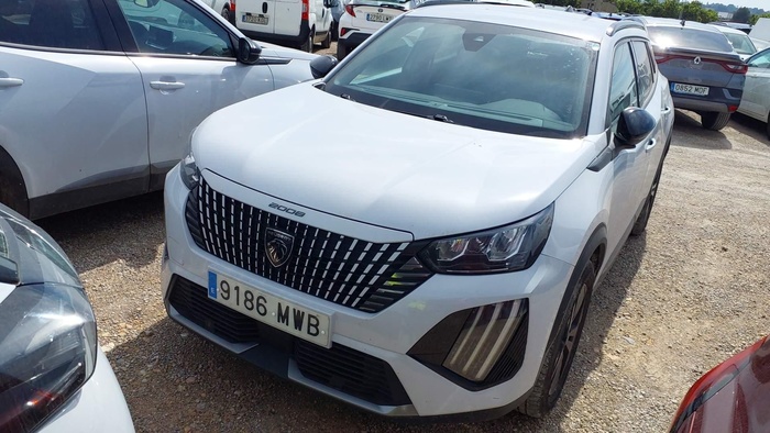 Peugeot 2008 PureTech 130 S&S Allure EAT8 96 kW (130 CV) Vehículo usado en Madrid Peugeot 2008 PureTech 130 S&S Allure EAT8 96 kW (130 CV) Vehículo usado en Madrid