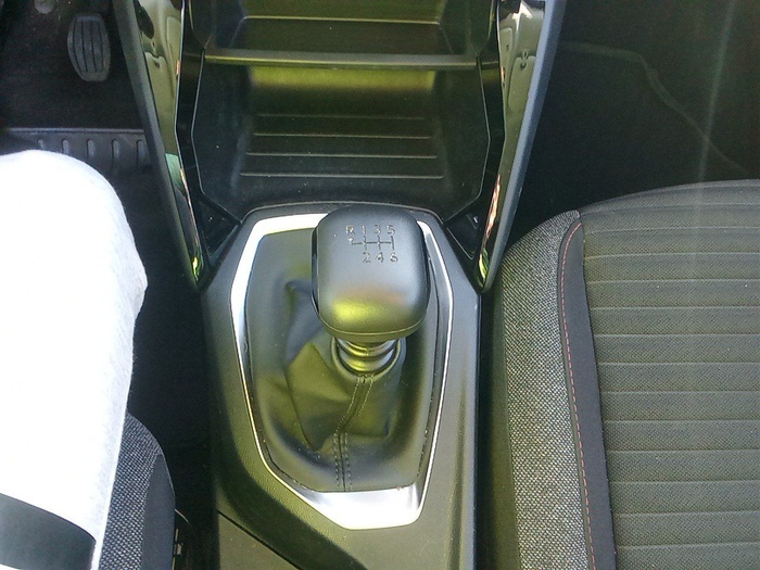 Peugeot 2008 Active Pack S&S BlueHDi 96 kW (130 CV) EAT8 Vehículo usado en Madrid Peugeot 2008 Active Pack S&S BlueHDi 96 kW (130 CV) EAT8 Vehículo usado en Madrid