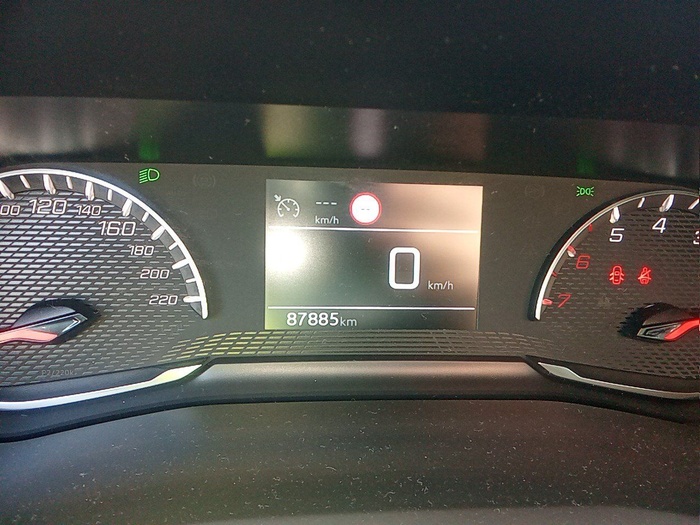 Peugeot 2008 Active Pack S&S BlueHDi 96 kW (130 CV) EAT8 Vehículo usado en Madrid Peugeot 2008 Active Pack S&S BlueHDi 96 kW (130 CV) EAT8 Vehículo usado en Madrid