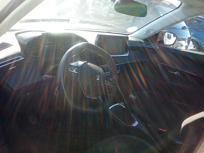 Peugeot 2008 Active Pack S&S BlueHDi 96 kW (130 CV) EAT8 Vehículo usado en Madrid Peugeot 2008 Active Pack S&S BlueHDi 96 kW (130 CV) EAT8 Vehículo usado en Madrid