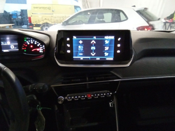 Peugeot 2008 Active Pack S&S BlueHDi 96 kW (130 CV) EAT8 Vehículo usado en Madrid Peugeot 2008 Active Pack S&S BlueHDi 96 kW (130 CV) EAT8 Vehículo usado en Madrid