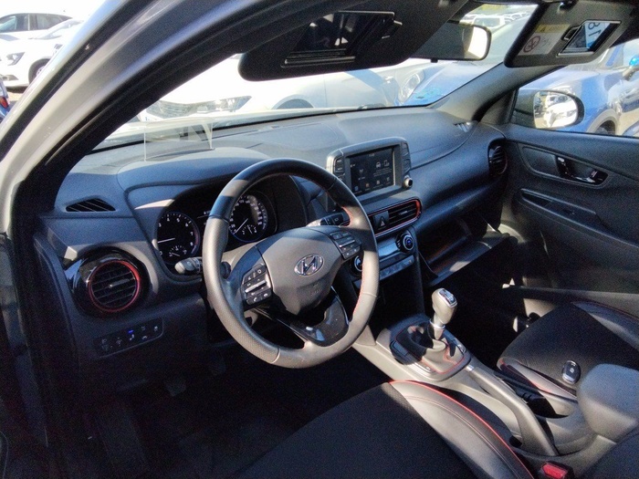 Hyundai Kona 1.0 TGDI SLE 4x2 88 kW (120 CV) Vehículo usado en Madrid Hyundai Kona 1.0 TGDI SLE 4x2 88 kW (120 CV) Vehículo usado en Madrid