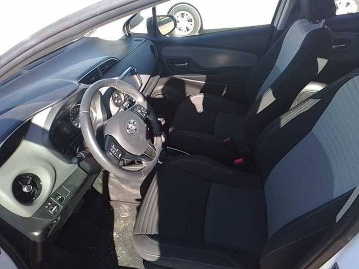 Toyota Yaris 1.5 100H Active 74 kW (100 CV) Vehículo usado en Madrid Toyota Yaris 1.5 100H Active 74 kW (100 CV) Vehículo usado en Madrid