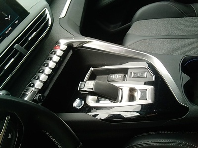 Peugeot 3008 Hybrid 225 Allure e-EAT8 165 kW (225 CV) 10 Peugeot 3008 Hybrid 225 Allure e-EAT8 165 kW (225 CV) 10