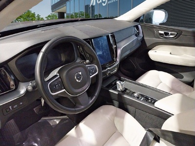 Volvo XC60 T8 Momentum AWD Auto 299 kW (407 CV) 7 Volvo XC60 T8 Momentum AWD Auto 299 kW (407 CV) 7