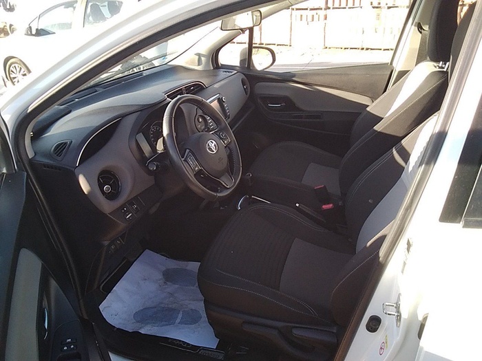 Toyota Yaris 1.5 100H Active 74 kW (100 CV) Vehículo usado en Madrid Toyota Yaris 1.5 100H Active 74 kW (100 CV) Vehículo usado en Madrid