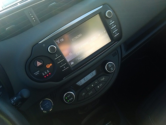 Toyota Yaris 1.5 100H Active 74 kW (100 CV) Vehículo usado en Madrid Toyota Yaris 1.5 100H Active 74 kW (100 CV) Vehículo usado en Madrid