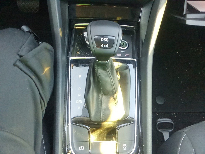 Skoda Karoq 2.0 TDI Ambition 4X4 DSG 110 kW (150 CV) Vehículo usado en Madrid Skoda Karoq 2.0 TDI Ambition 4X4 DSG 110 kW (150 CV) Vehículo usado en Madrid