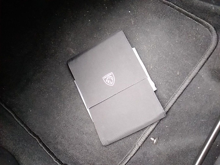 Peugeot 2008 BlueHDi 110 S&S Active Pack 81 kW (110 CV) Vehículo usado en Madrid Peugeot 2008 BlueHDi 110 S&S Active Pack 81 kW (110 CV) Vehículo usado en Madrid