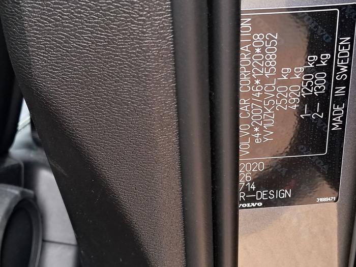 Volvo XC60 B4 D R-Design AWD Auto 145 kW (197 CV) Vehículo usado en Madrid Volvo XC60 B4 D R-Design AWD Auto 145 kW (197 CV) Vehículo usado en Madrid