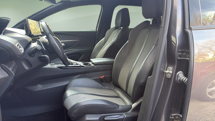 Peugeot 3008 Hybrid 225 Allure Pack e-EAT8 165 kW (225 CV) Vehículo usado en Madrid Peugeot 3008 Hybrid 225 Allure Pack e-EAT8 165 kW (225 CV) Vehículo usado en Madrid