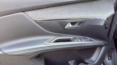 Peugeot 3008 Hybrid 225 Allure Pack e-EAT8 165 kW (225 CV) 10 Peugeot 3008 Hybrid 225 Allure Pack e-EAT8 165 kW (225 CV) 10