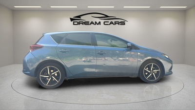 Toyota Auris 140H Hybrid Business 100 kW (136 CV) 8 Toyota Auris 140H Hybrid Business 100 kW (136 CV) 8