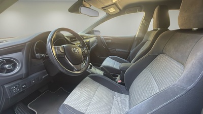 Toyota Auris 140H Hybrid Business 100 kW (136 CV) 9 Toyota Auris 140H Hybrid Business 100 kW (136 CV) 9