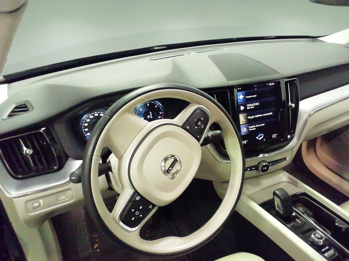 Volvo XC60 B4 D Momentum Pro Auto 145 kW (197 CV) Vehículo usado en Madrid Volvo XC60 B4 D Momentum Pro Auto 145 kW (197 CV) Vehículo usado en Madrid