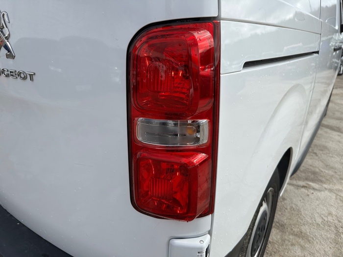 Peugeot Expert Furgon BlueHDi 120 S&S Pro Standard 88 kW (120 CV) Vehículo usado en Madrid Peugeot Expert Furgon BlueHDi 120 S&S Pro Standard 88 kW (120 CV) Vehículo usado en Madrid