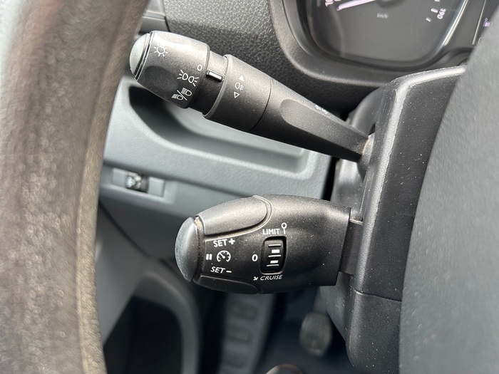 Peugeot Expert Furgon BlueHDi 120 S&S Pro Standard 88 kW (120 CV) Vehículo usado en Madrid Peugeot Expert Furgon BlueHDi 120 S&S Pro Standard 88 kW (120 CV) Vehículo usado en Madrid