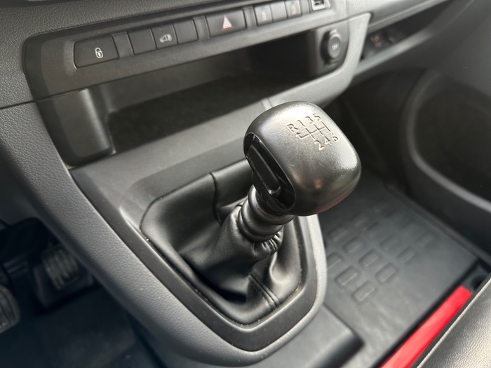 Peugeot Expert Furgon BlueHDi 120 S&S Pro Standard 88 kW (120 CV) Vehículo usado en Madrid Peugeot Expert Furgon BlueHDi 120 S&S Pro Standard 88 kW (120 CV) Vehículo usado en Madrid