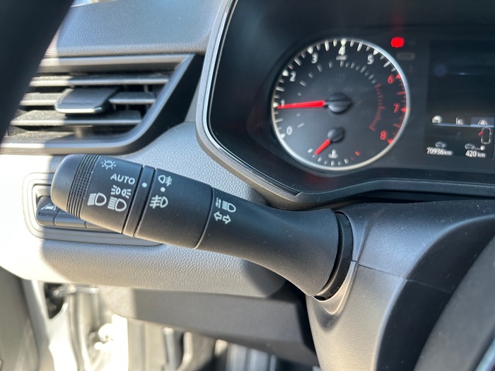 Renault Clio Business TCe 66 kW (90 CV) Vehículo usado en Madrid Renault Clio Business TCe 66 kW (90 CV) Vehículo usado en Madrid