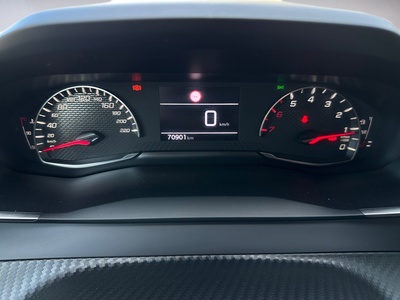 Peugeot 2008 PureTech 100 S&S Active 75 kW (100 CV) 10 Peugeot 2008 PureTech 100 S&S Active 75 kW (100 CV) 10