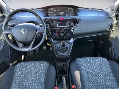 Lancia Ypsilon 1.2 Silver Evo II 51 kW (69 CV) 8 Lancia Ypsilon 1.2 Silver Evo II 51 kW (69 CV) 8