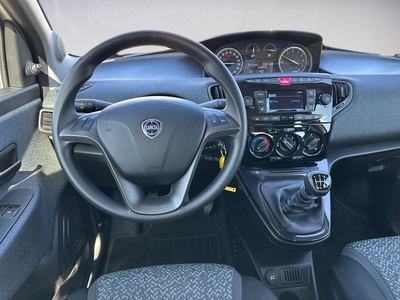 Lancia Ypsilon 1.2 Silver Evo II 51 kW (69 CV) 9 Lancia Ypsilon 1.2 Silver Evo II 51 kW (69 CV) 9